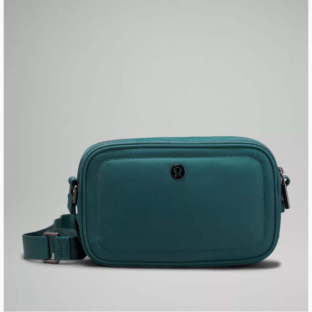 Lululemon Crossbody Camera Bag 2L - Green Jasper